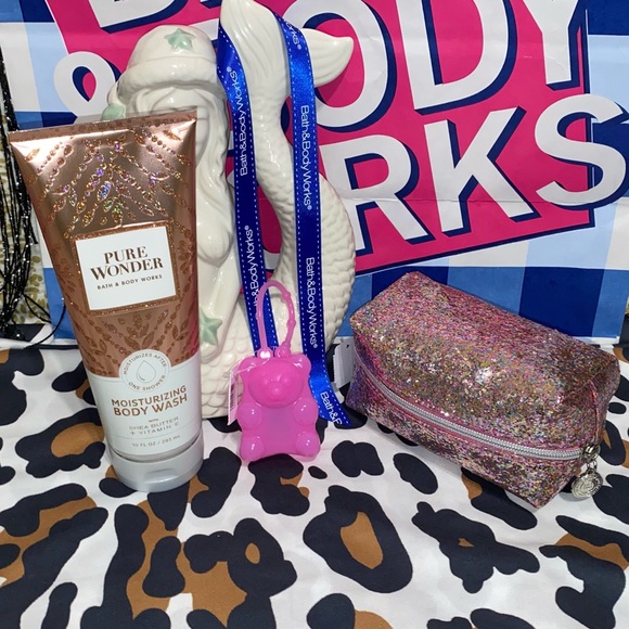 BATH AND BODY WORKS PURE WONDER BODY WASH COSMETIC BAG & GUMMY BEAR POCKETBAC - Picture 1 of 4